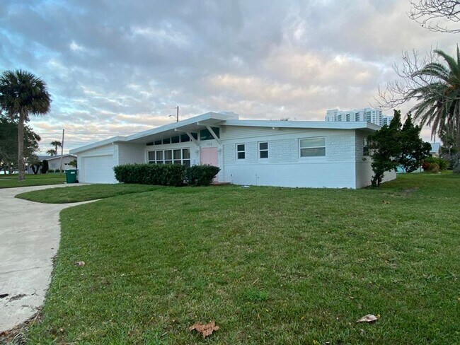 Primary Photo - Beautiful 3/2 on Riverside Dr.