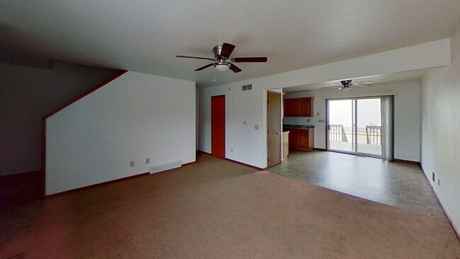 Building Photo - Duplex with two large bedrooms, walk in closet, 1.5 bath, full basement, lawn and snow removal in...