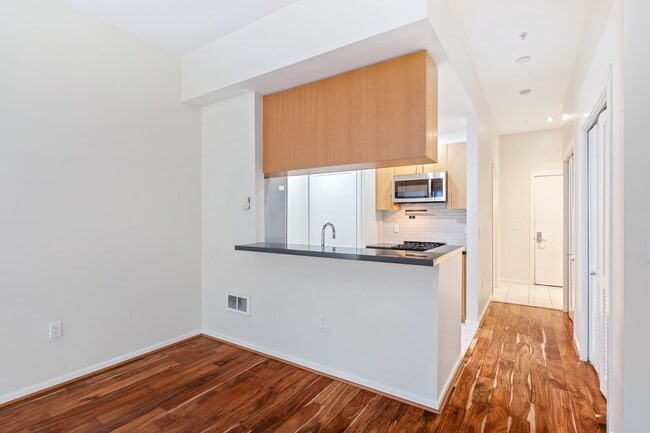 Building Photo - Beautiful Studio in Belltown