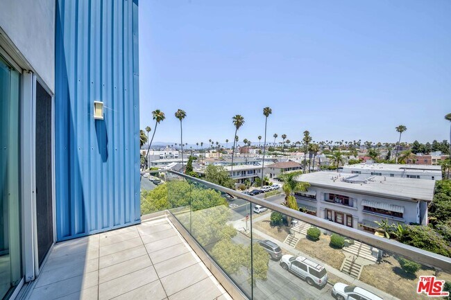 Building Photo - 105 S Mariposa Ave