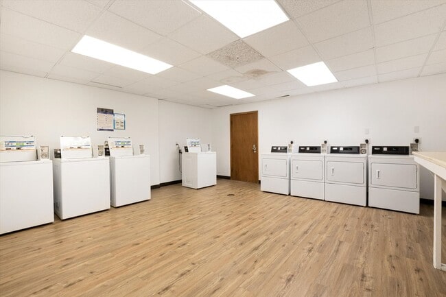 Building Photo - Price Reduced– Winter Seasonal Lease, Available Now through the end of May. Furnished with Utilit...