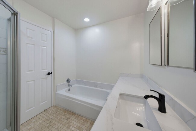 Building Photo - Charming 2-Bedroom Townhouse for Rent in Huntington Beach!