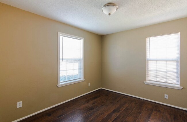 Building Photo - 830 E Linda Dr