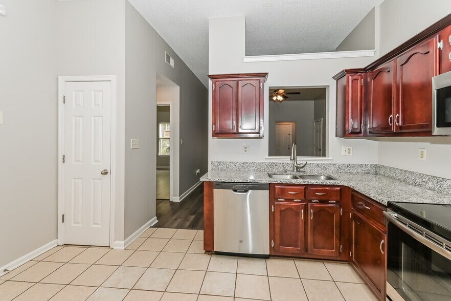 Building Photo - 8445 Clubview Dr