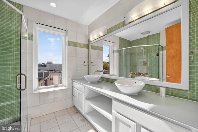 Building Photo - 1000 Park Rd NW