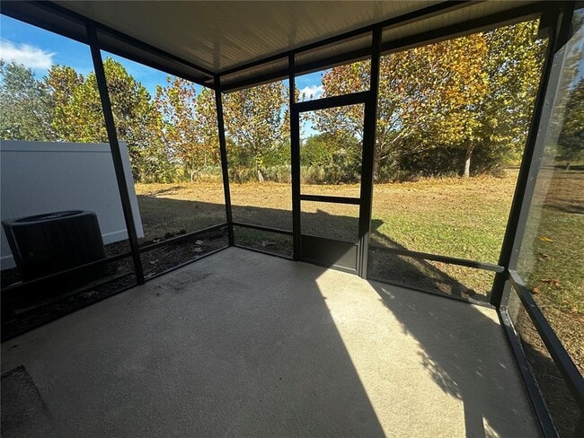 Building Photo - 6911 Woodchase Glen Dr