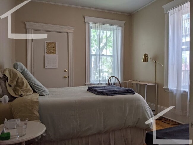 Building Photo - No Brokers Fee,3 Bedrooms unit on Coolidge Corner, Laundry on a Site, Heat, Hot Water Included