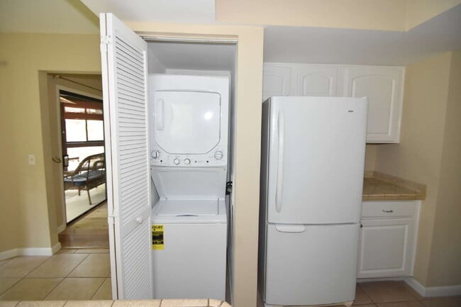 Building Photo - Second floor condo 2/1.5 located at the Fa...