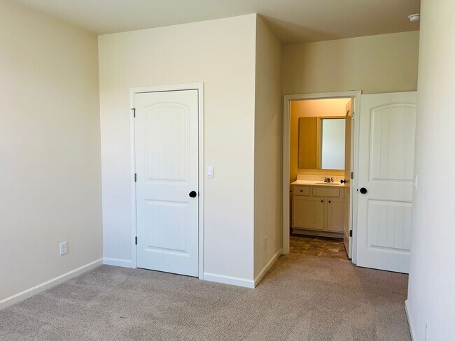 Building Photo - WOW! 5 bedrooms, 4.5 baths with a guest be...