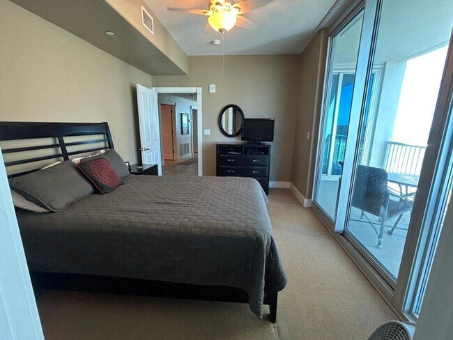 Building Photo - 521 W Beach Blvd