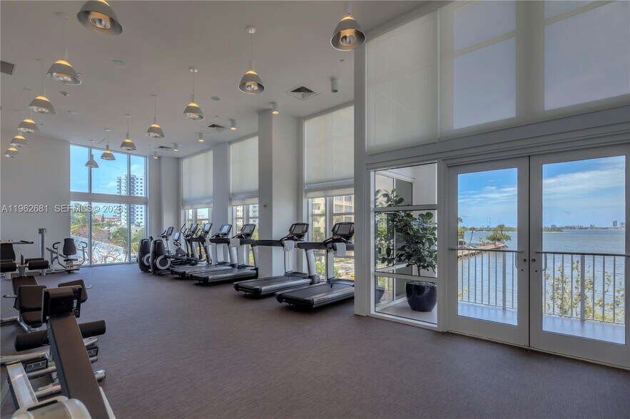 Building Photo - 2020 N Bayshore Dr