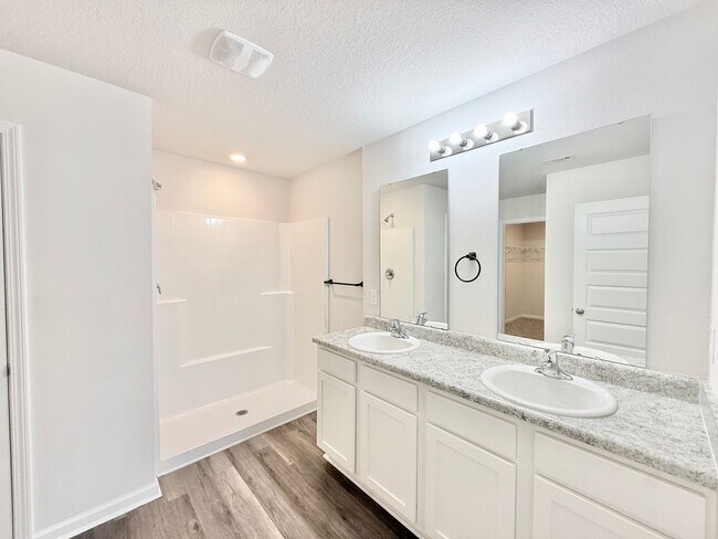 Building Photo - Spacious 4-Bedroom Home - Woodlands