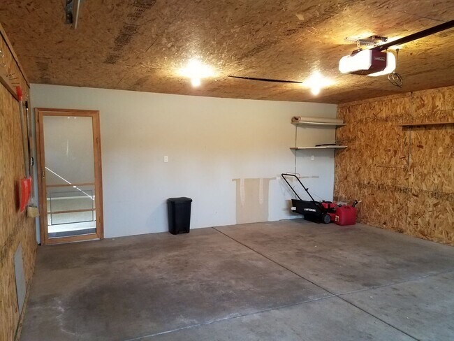 Building Photo - House For Lease