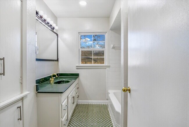 Building Photo - 805 Wilma St