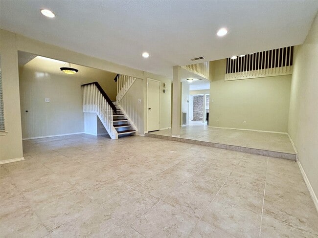 Building Photo - 11526 Village Pl Dr