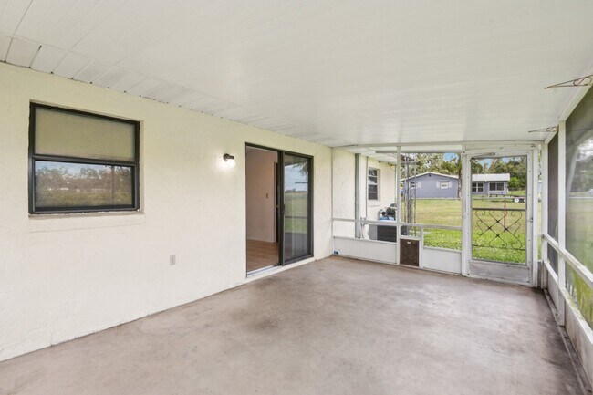 Building Photo - 4704 Queen Palm Dr