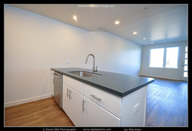 Building Photo - One bed, One bath Luxury Apartment at Stewart Meadows - Available June