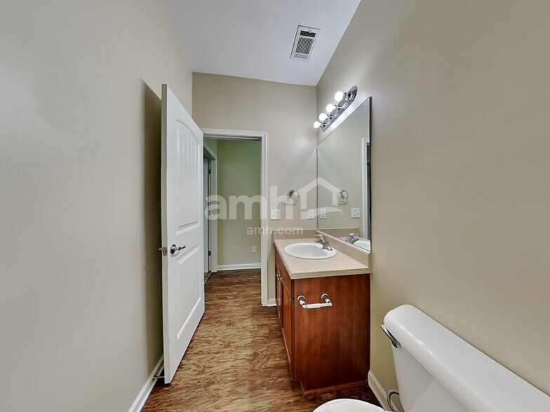 Building Photo - 172 Lakepointe Dr