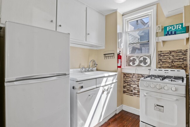 Building Photo - 90 W 43rd St