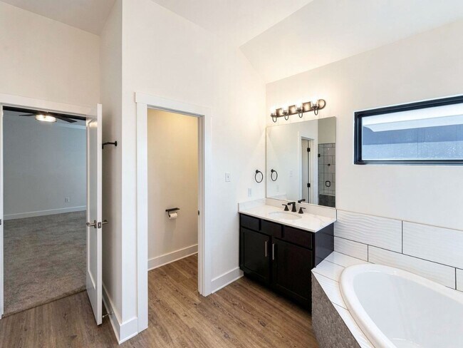 Building Photo - Modern 3 Bed / 2 Bath Home with Central Air & Updated Appliances in West Temple