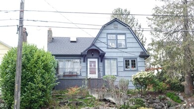 Building Photo - Cozy, Fully Furnished Roosevelt Shared Living Space