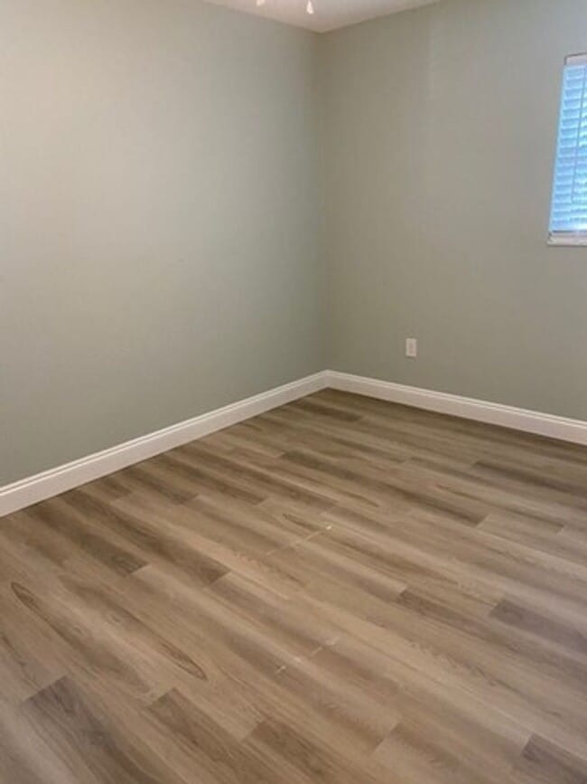 Building Photo - UPDATED 3B/1.5B Home in the Heart of Ft. Walton Beach