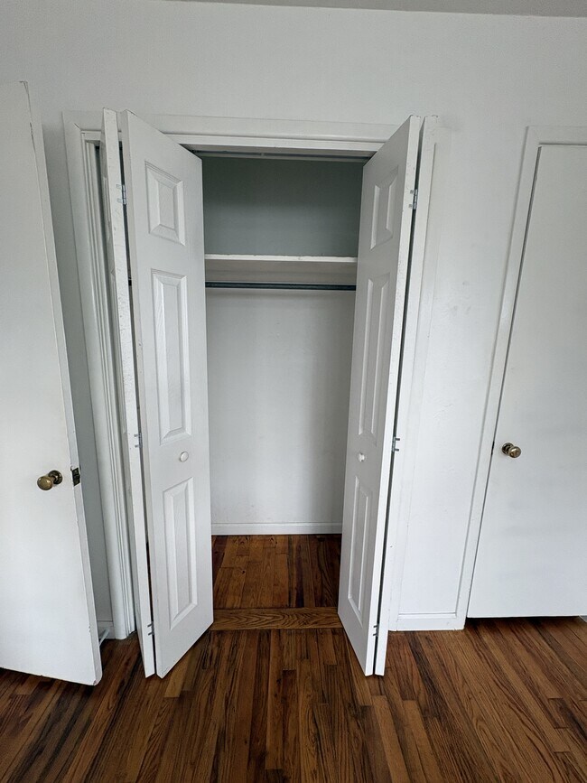 Building Photo - 403 S Hillcrest St