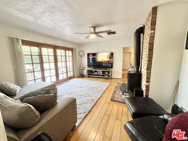 Building Photo - 22839 Oxnard St
