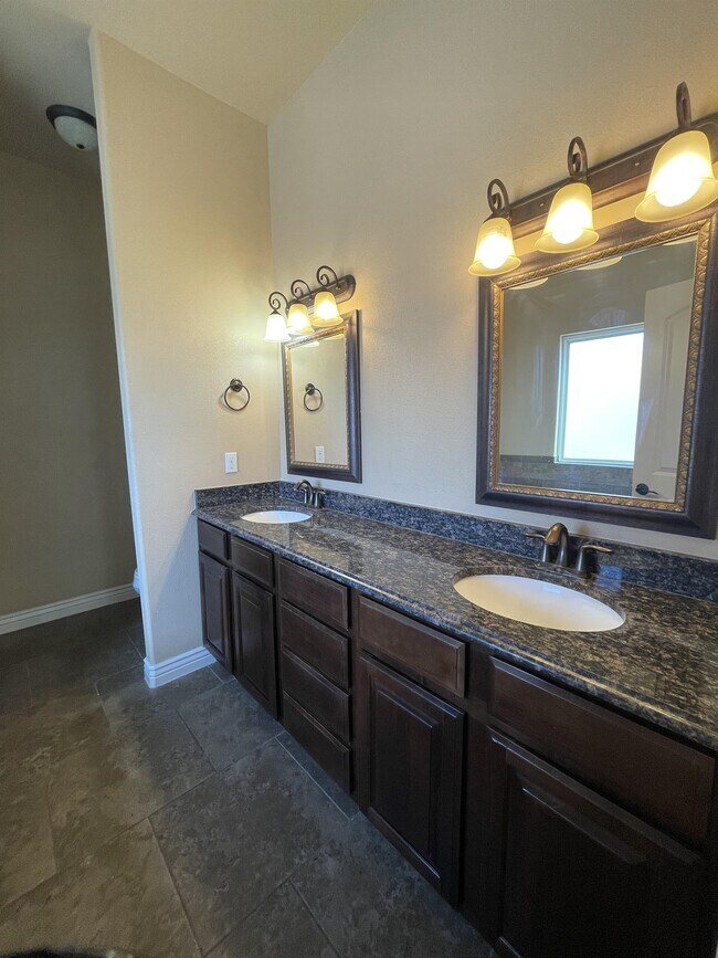 Building Photo - 3724 Coco Palm Dr