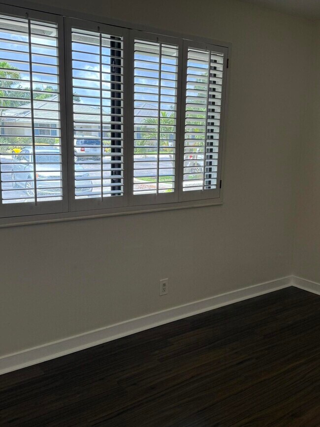 Building Photo - 112 Club Dr