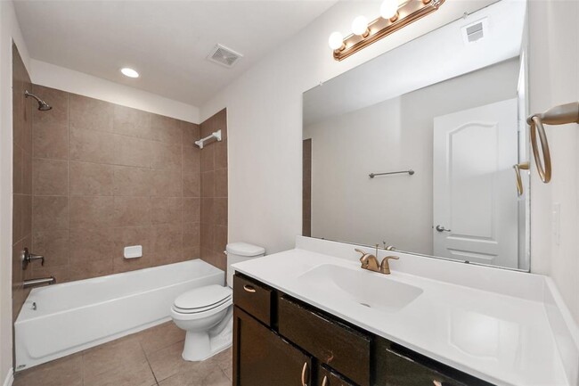 Building Photo - 122 Persimmon Dr