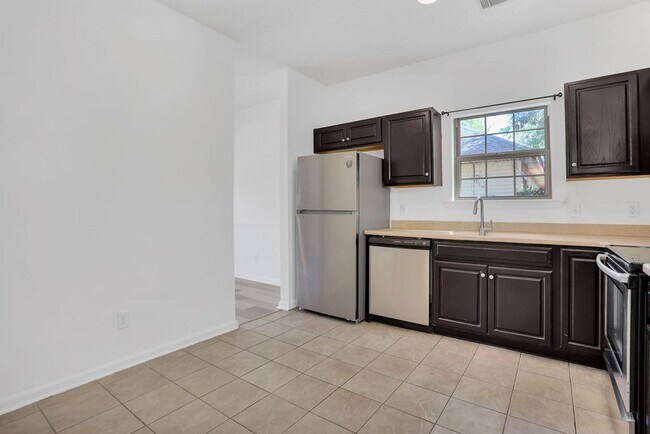 Building Photo - 3 bedroom 2.5 bath townhome in Carriage Sq...