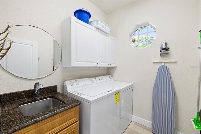 Building Photo - 3730 Crandon Rd