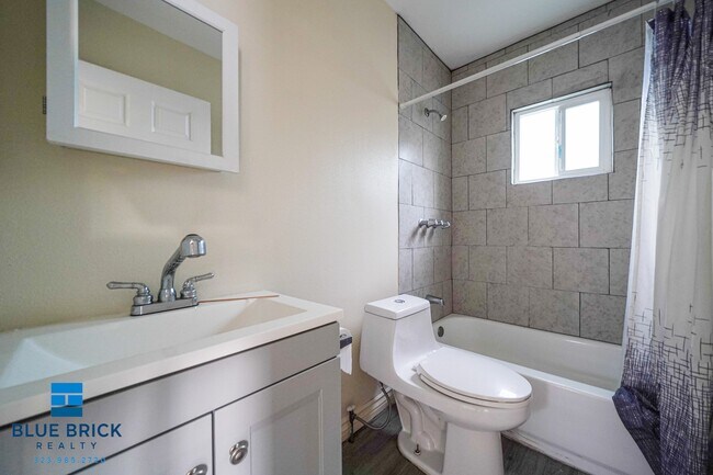 Building Photo - 2440 1/2 Fairmount St-1A