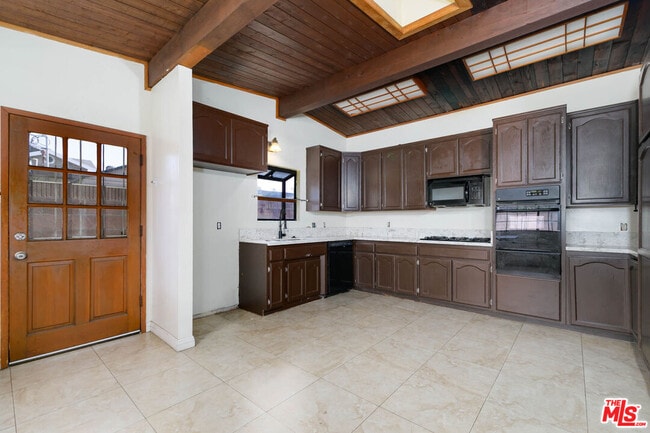 Building Photo - 5633 Cedarglen Dr
