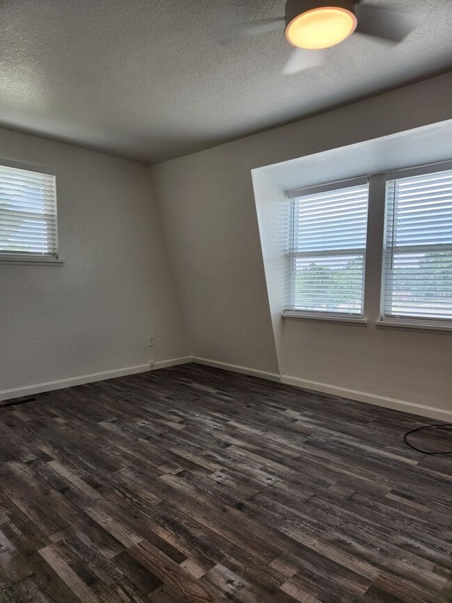 Building Photo - Completely remodeled! Fresh unit!