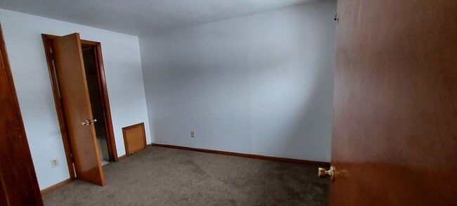 Building Photo - Cute 2 Bedroom Home