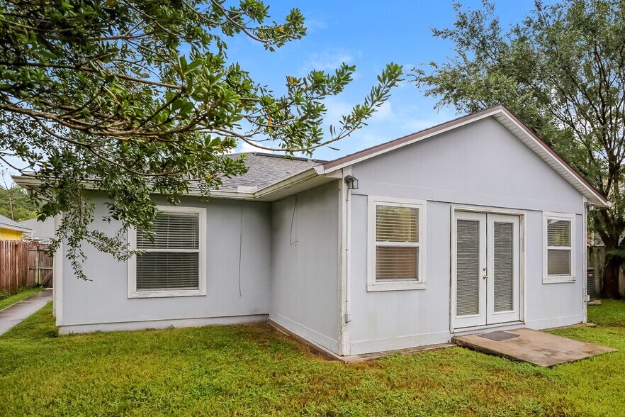 Building Photo - 12860 Ellis Island Dr