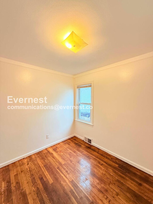 Building Photo - 25337 Ivanhoe Ave