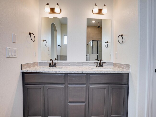 Building Photo - 392 Frodsham St