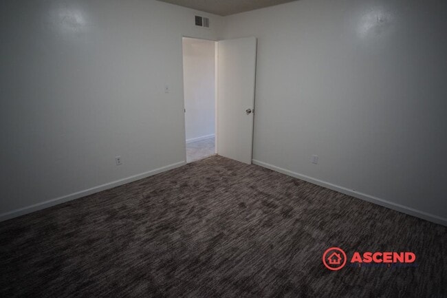 Building Photo - 209 E Warren Ave