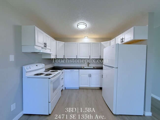 Building Photo - 2nd MONTH RENT FREE! Updated 3 BR Apartment with Patio in Portland
