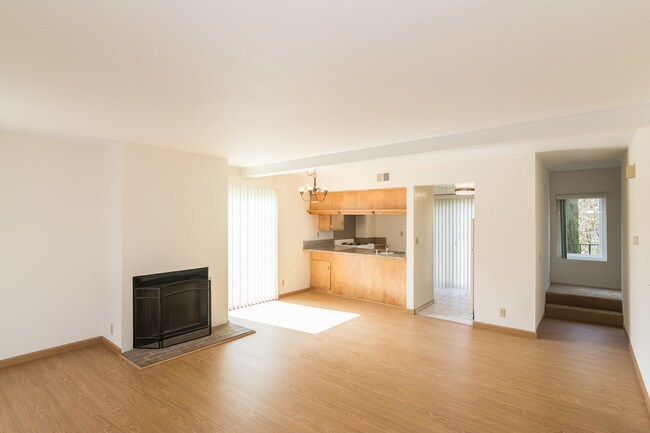 Building Photo - Oswego Garden Townhome