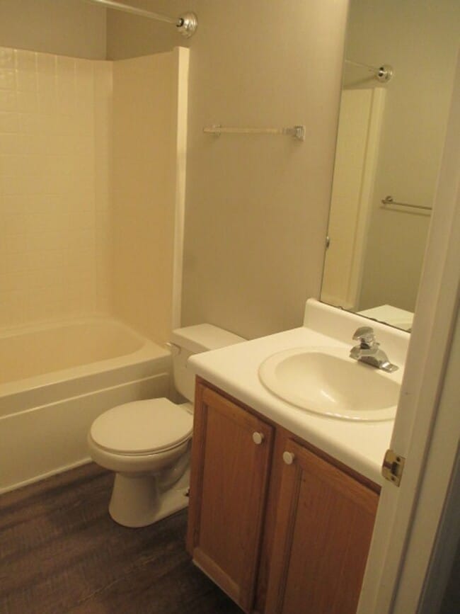 Building Photo - Wonderful 3 bedroom, 2 bathroom, home with fenced in yard! Available Now!