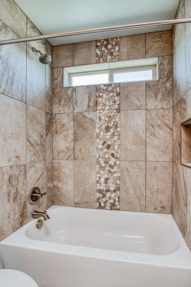 Building Photo - Beautiful 4 bed/2.5 baths in the desirable...