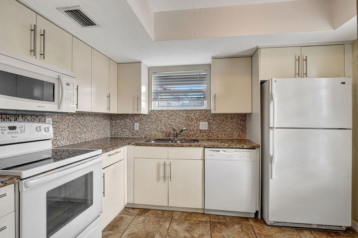 Building Photo - 706 111th Ave N