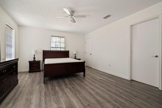 Building Photo - 3550 Mirror Ct