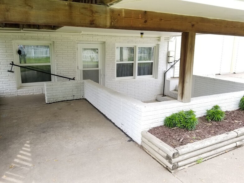 Building Photo - 1050 S Jones Blvd