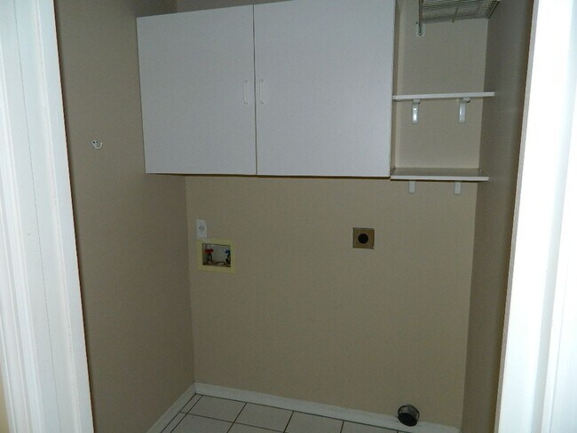 Building Photo - 317 Silver Pine Dr
