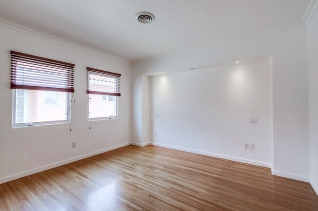 Building Photo - Charming 3 Bedroom Kensington Home